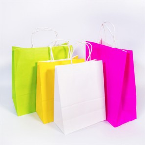 Kraft-paperipussit, joissa on kierretyt kahvat